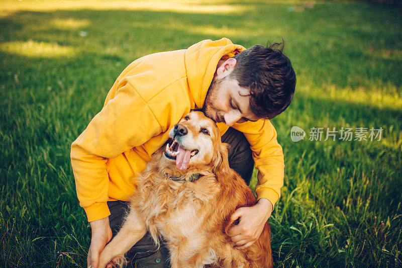 盖伊和他的狗，金毛猎犬，在院子里