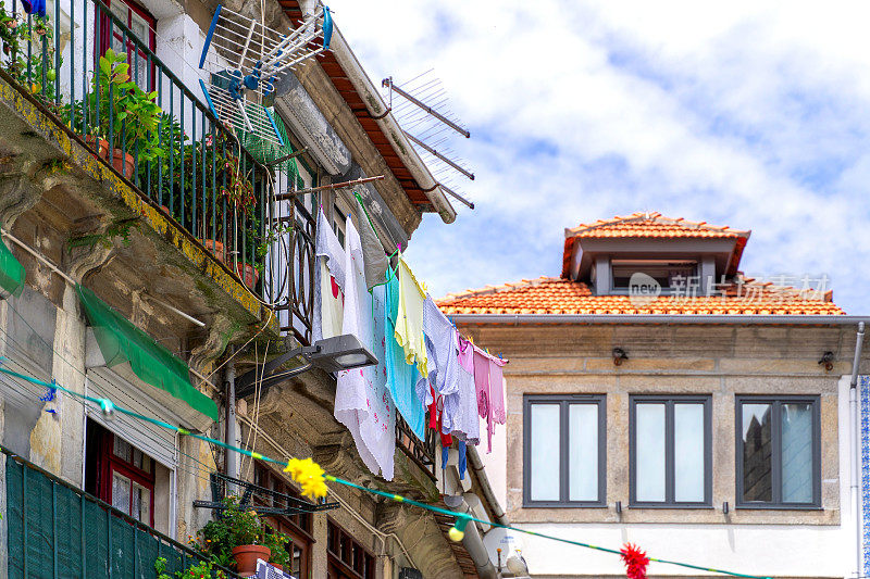 葡萄牙波尔图Ribeira区老城的彩色房子，阳台上有波尔图足球俱乐部的标志