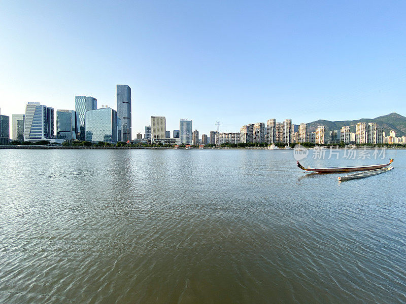 宽阔的水边城市天际线