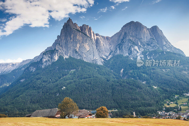 美丽的山与发光的山峰在日落秋天的风景在阿尔卑斯迪西在白云岩意大利