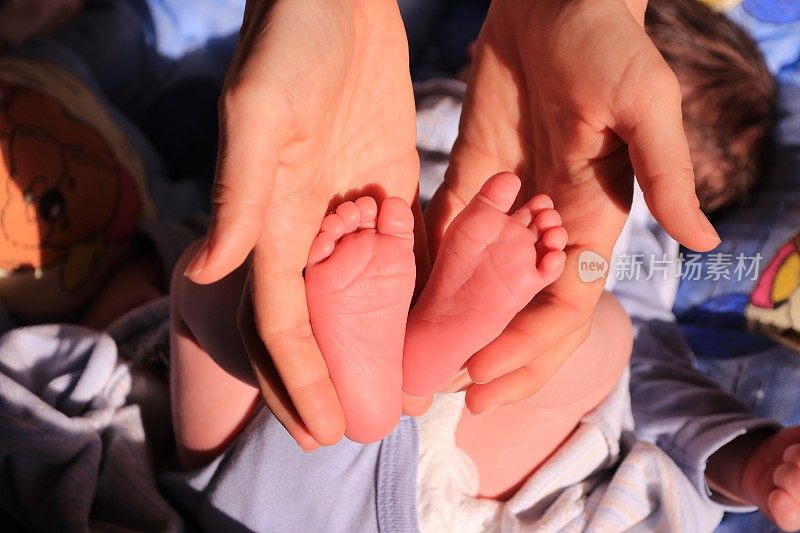 新生儿的脚在妈妈的手中