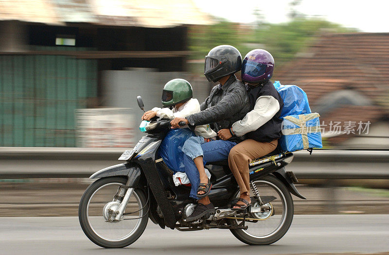 用平底锅和家人骑摩托车的照片
