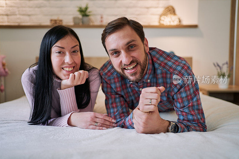 一对幸福的夫妇在家里度过空闲时间的肖像