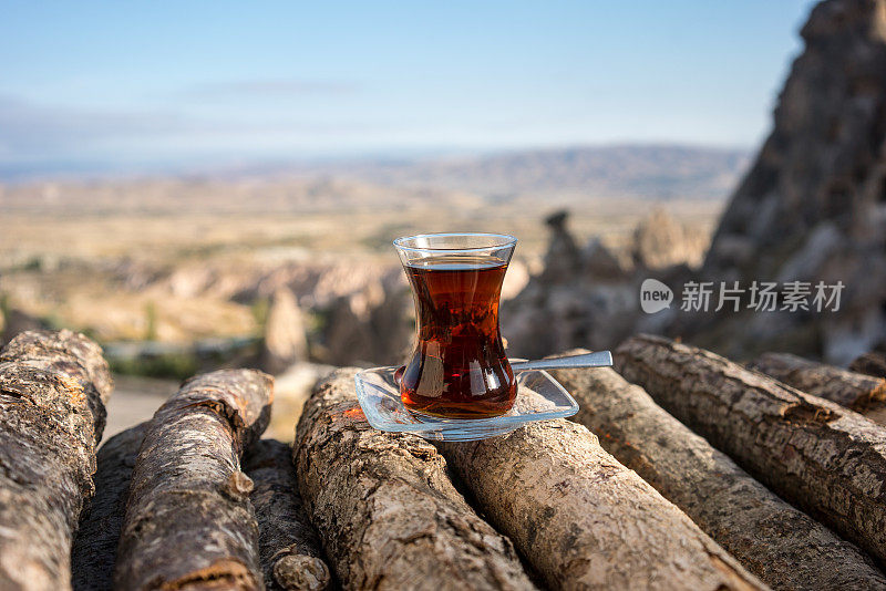 红茶是在土耳其茶的玻璃杯和真实的背景