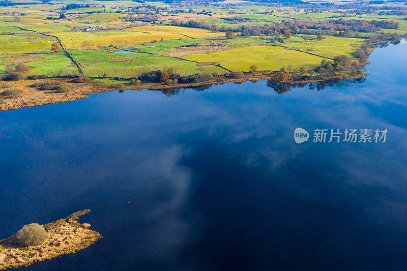 鸟瞰图在晴朗平静的一天在苏格兰西南部的邓弗里斯和加洛韦湖边的田野