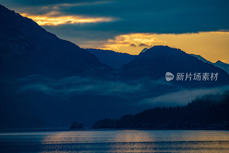 基奈半岛海湾上的日出倒影