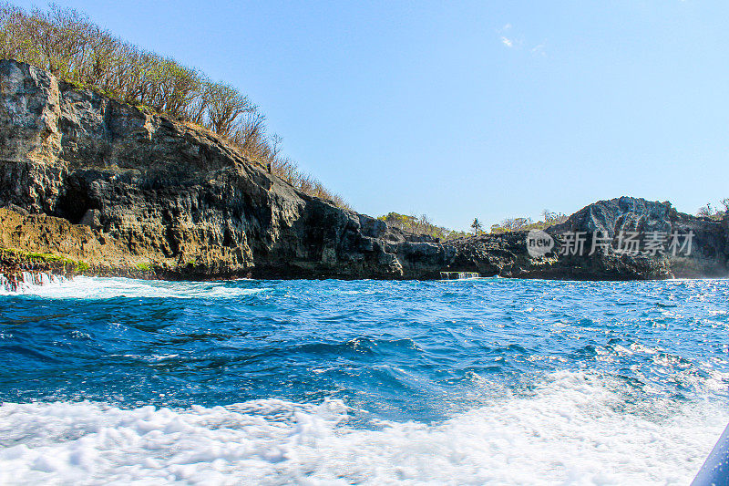 巴厘岛海岸，靠近努萨二号和乌鲁瓦图