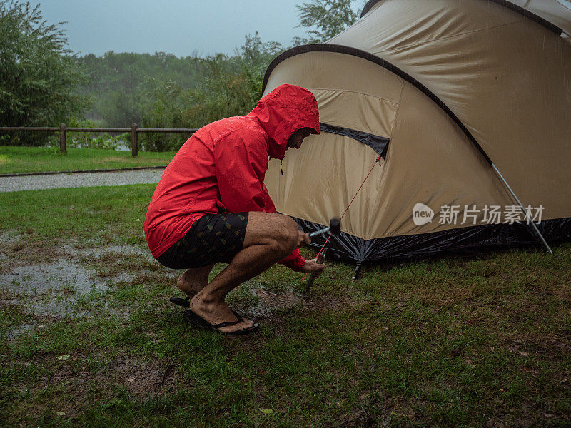 一名男子在露营时遭遇暴风雨