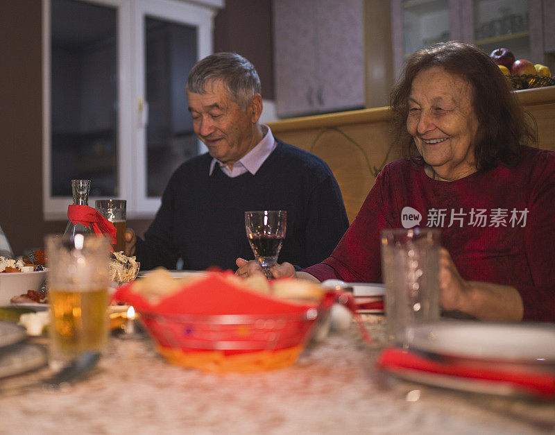 老男人和老女人在享受家庭晚餐