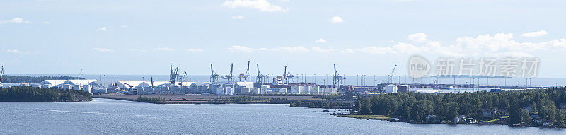 城市景观。芬兰科特卡市的商业港口。从以上观点。