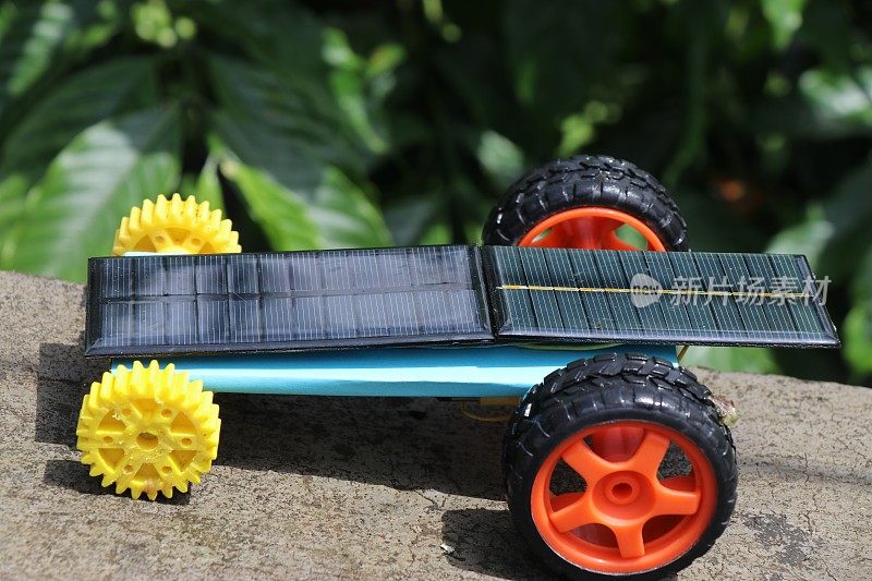 家用制作的小型太阳能动力汽车(工作模型)是一个原型模型，用来了解实际太阳能汽车的工作原理。