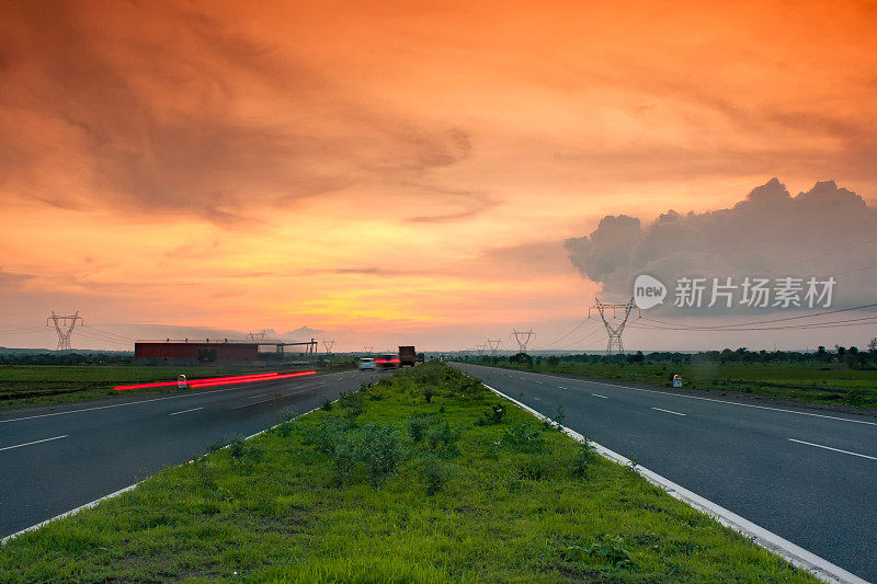 黄昏时高速公路上车辆移动的景象。