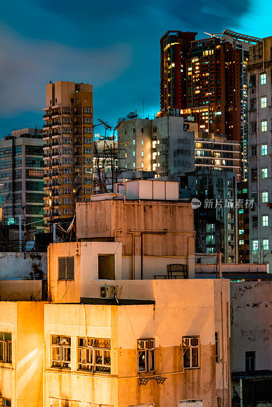 明亮的霓虹灯标志，五颜六色拥挤的城市景观旺角，九龙，中国香港