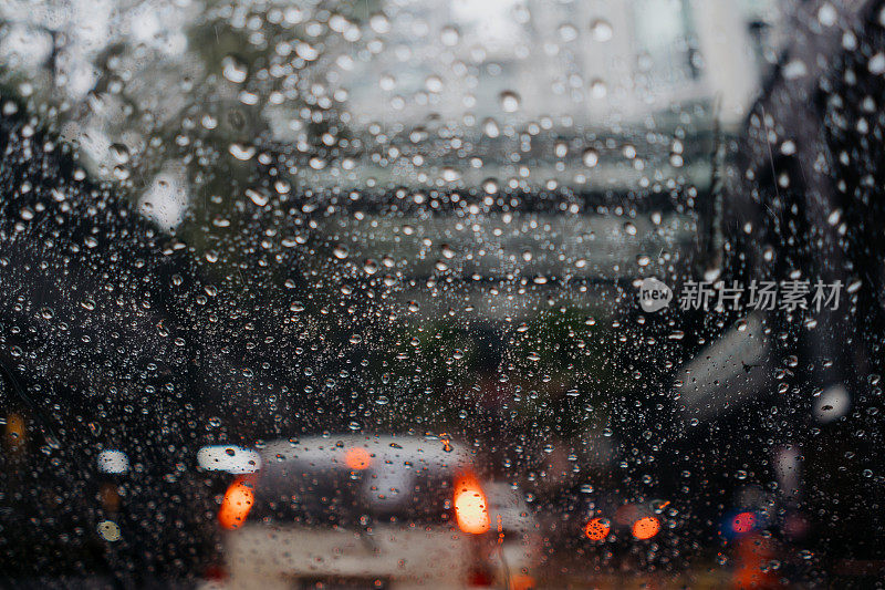 在大雨中开车，被堵在路上