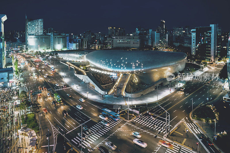 韩国首尔，东大门设计广场(DDP)夜间航拍。