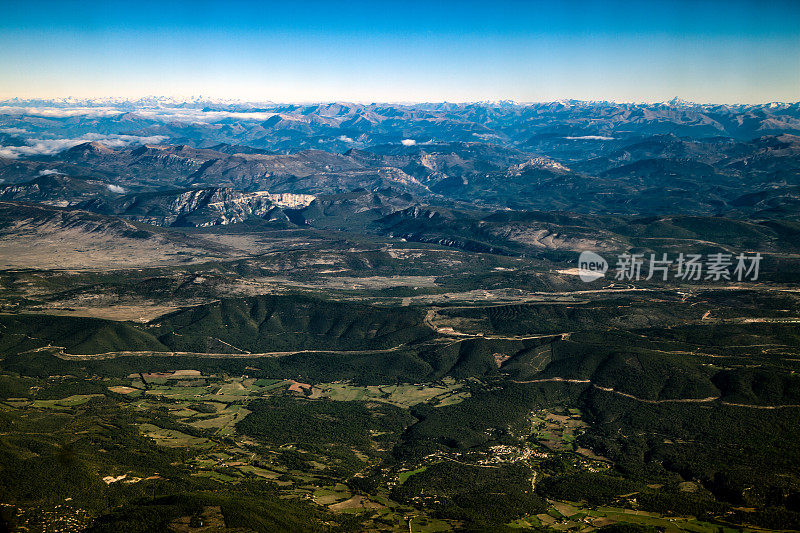 欧洲阿尔卑斯山和山麓蔚蓝海岸晨景