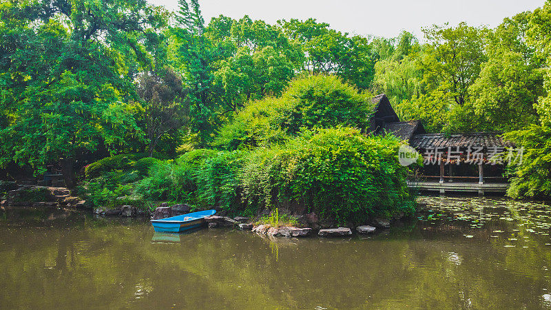 中国绍兴沈园景区池塘里的蓝船