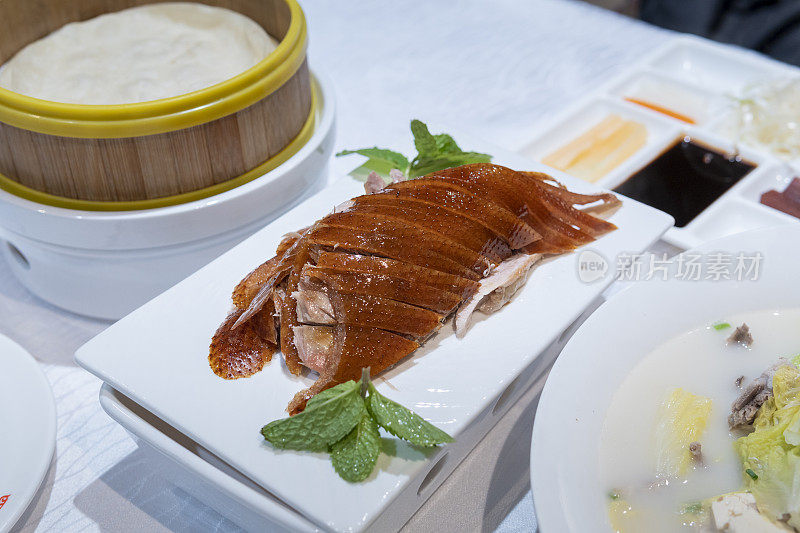 餐馆里美味的北京烤鸭和蔬菜汤的特写