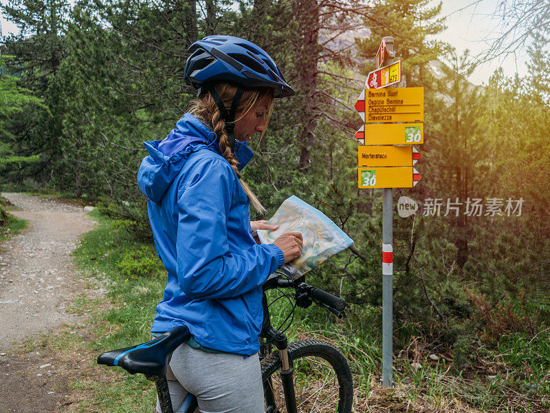 山地车停在路牌前