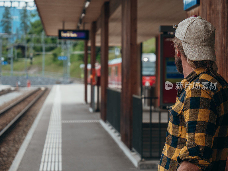男人在车站等火车
