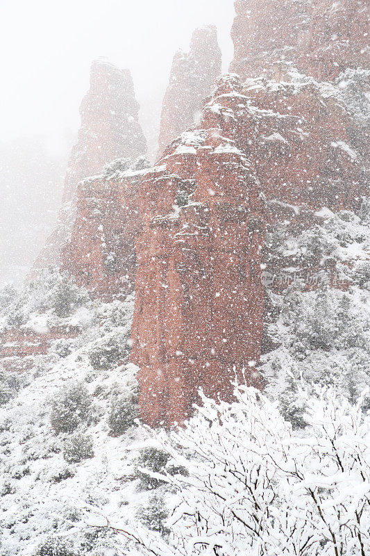 红岩hoodoo雪灾景观剧