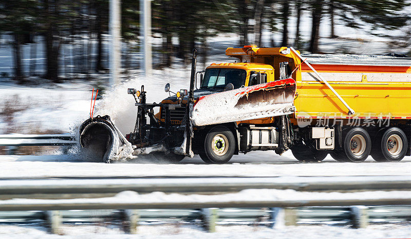 雪犁清理高速公路