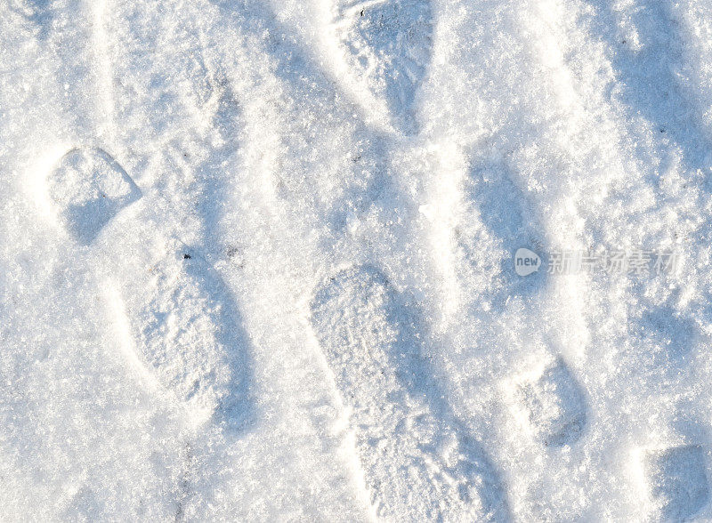 脚印在雪地