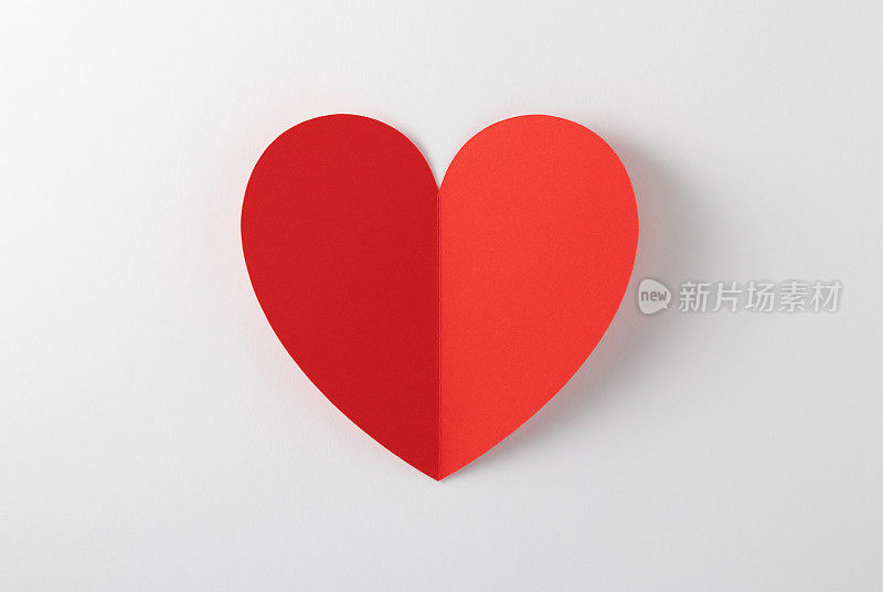 红纸心在白纸背景为情人节