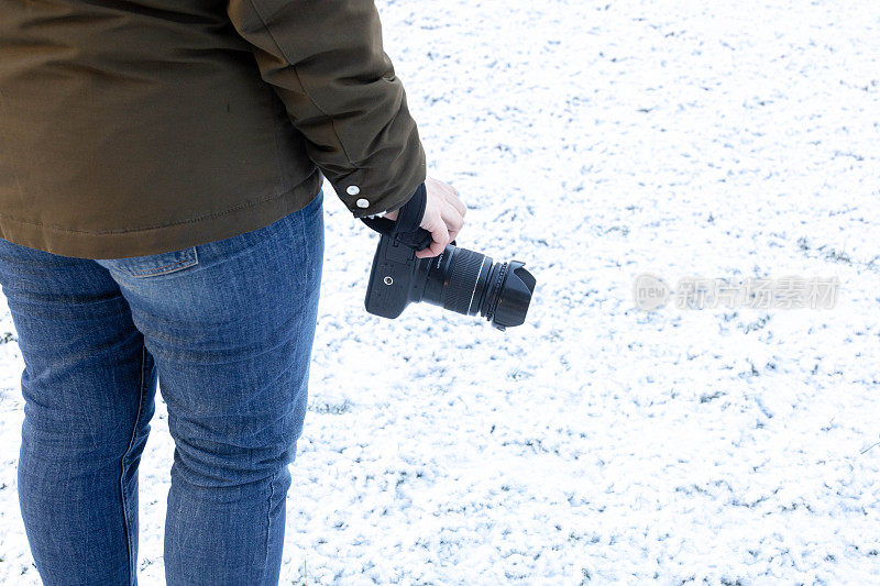年轻女孩带着相机在雪中复制空间和概念图形记者在一个冬天的一天
