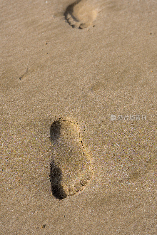 海边沙滩上的鞋印