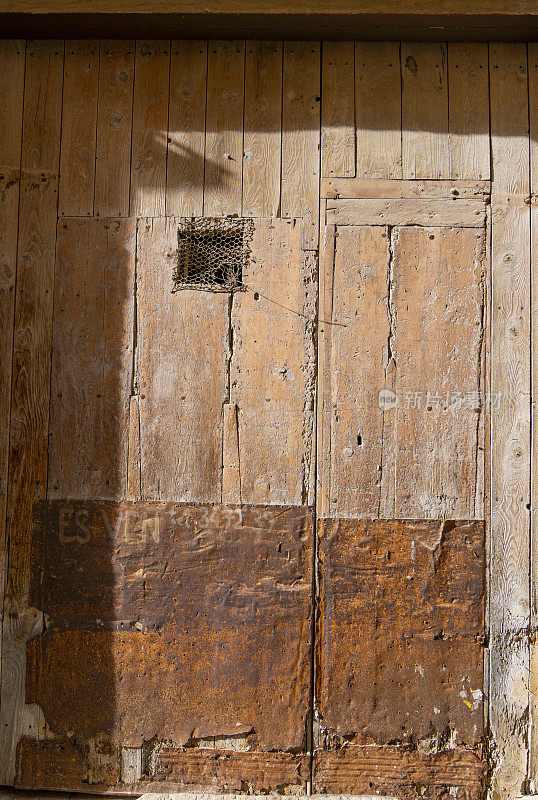 锈迹斑斑的旧门