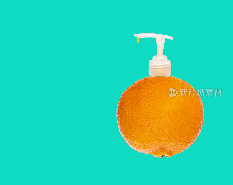 多汁的橙子，带自动贩卖机的橙子。孤立的对象上蒂芙尼开花背景。