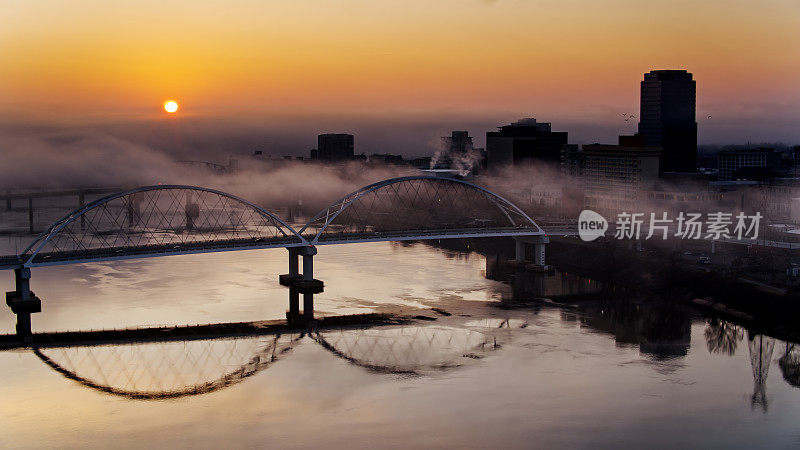无人机拍摄的百老汇桥在小石城日出
