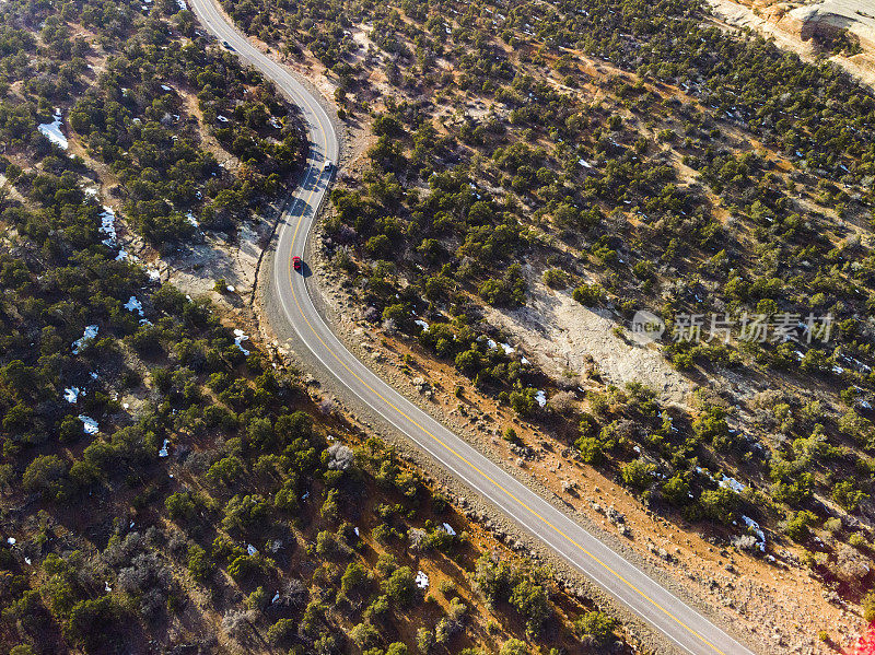 两辆车在弯道各种车架车辆品种高沙漠山区公路景观无人机POV摄影系列