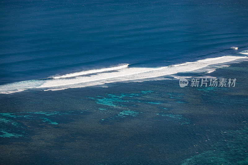 深蓝色海浪翻滚到太平洋海岸的鸟瞰图