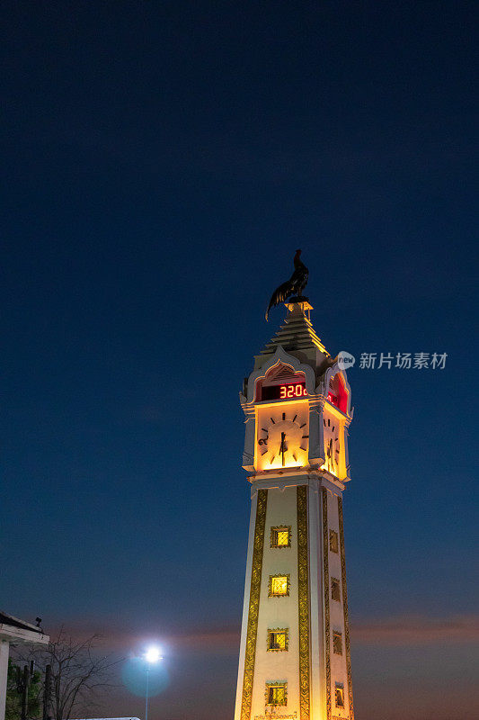 Nonthaburi钟楼与美丽的黄昏天空;钟楼巍然耸立，因为它为人们服务，让他们珍惜时间。这座大钟是北武里的地标。