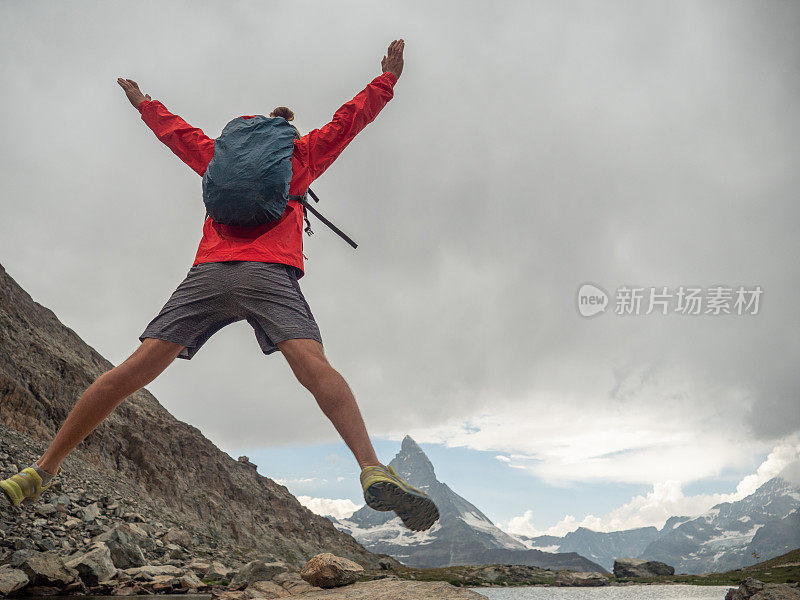 一名男子在瑞士马特洪山前跳起X形