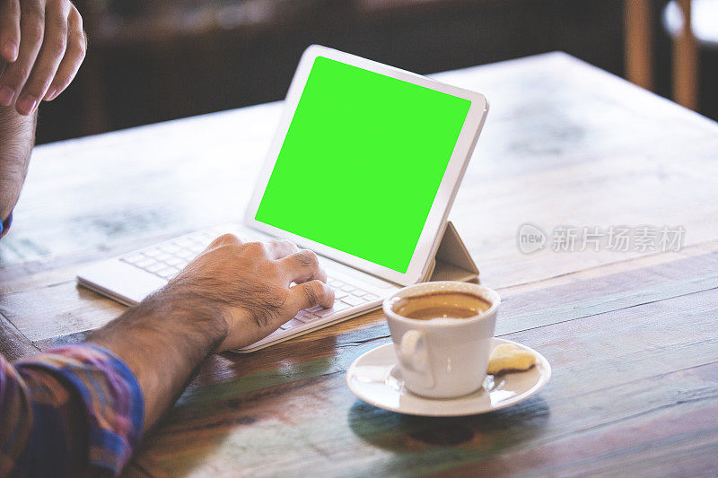 咖啡馆的绿色屏幕平板电脑