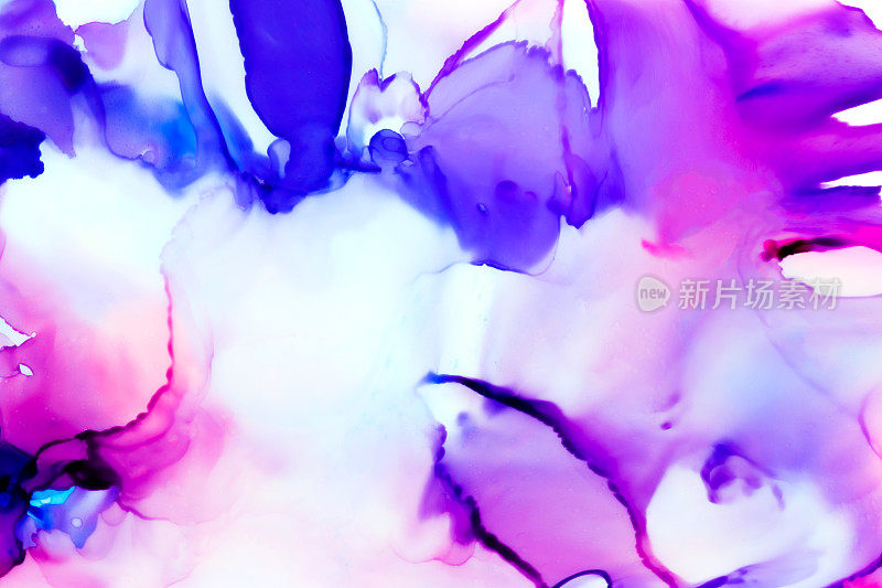 用酒精墨水在合成塑料纸上创作的抽象艺术作品。粉色，紫色和白色的漩涡运动设计。