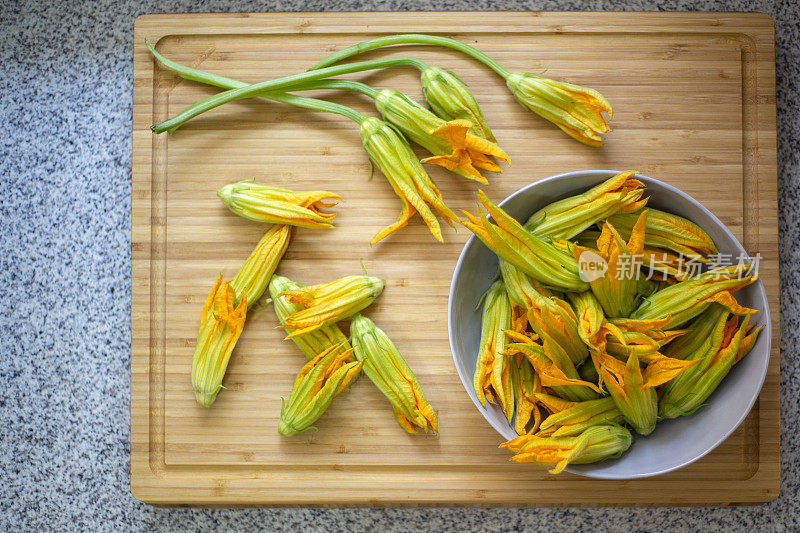 木板上的南瓜花