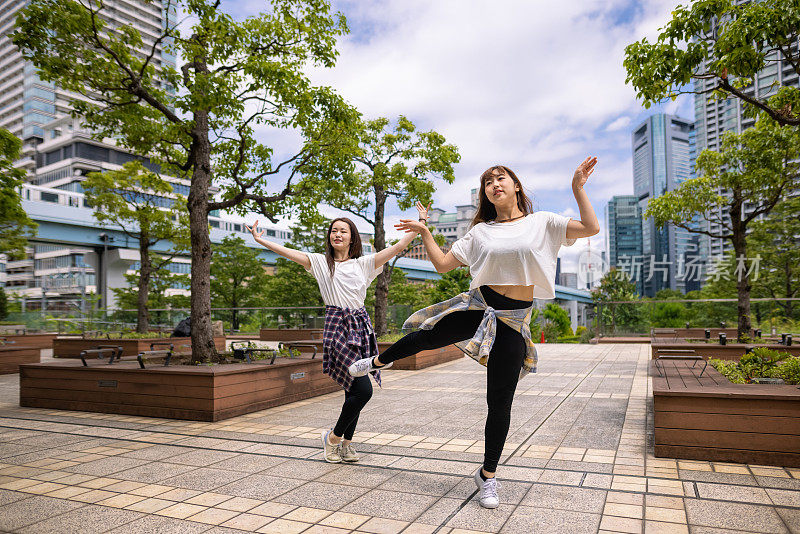 年轻的女舞者在城市里跳舞