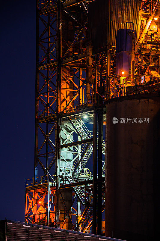 水泥工厂的夜景