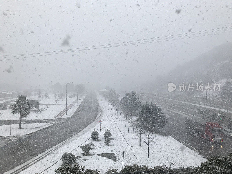 大雪覆盖了三顺的高速公路，汽车无法聚焦