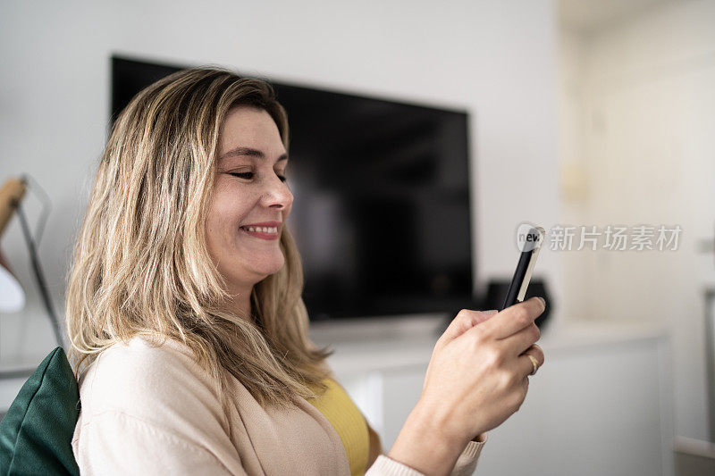 女人在家使用智能手机