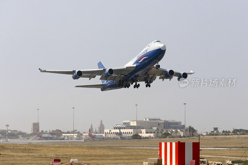 货机747巨型喷气式飞机起飞