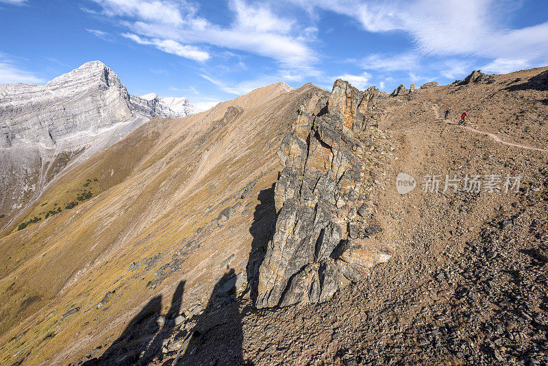 山地车手穿越山脊的景象