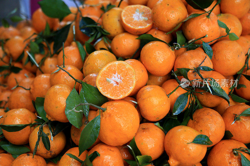 橘子在集市上出售