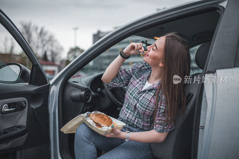 女人喜欢在车里吃不健康的食物