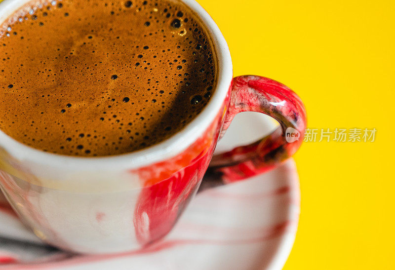 土耳其咖啡的特写与黄色背景