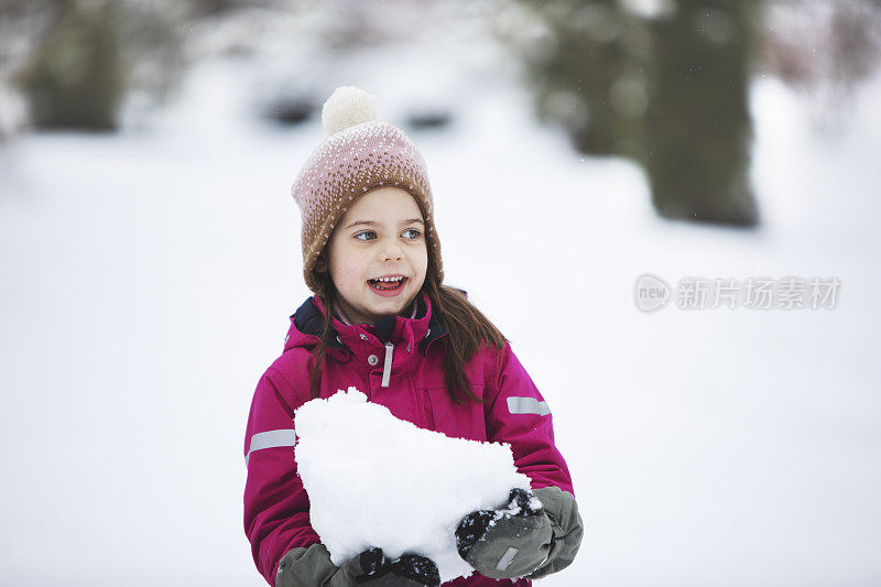 小女孩在户外玩雪